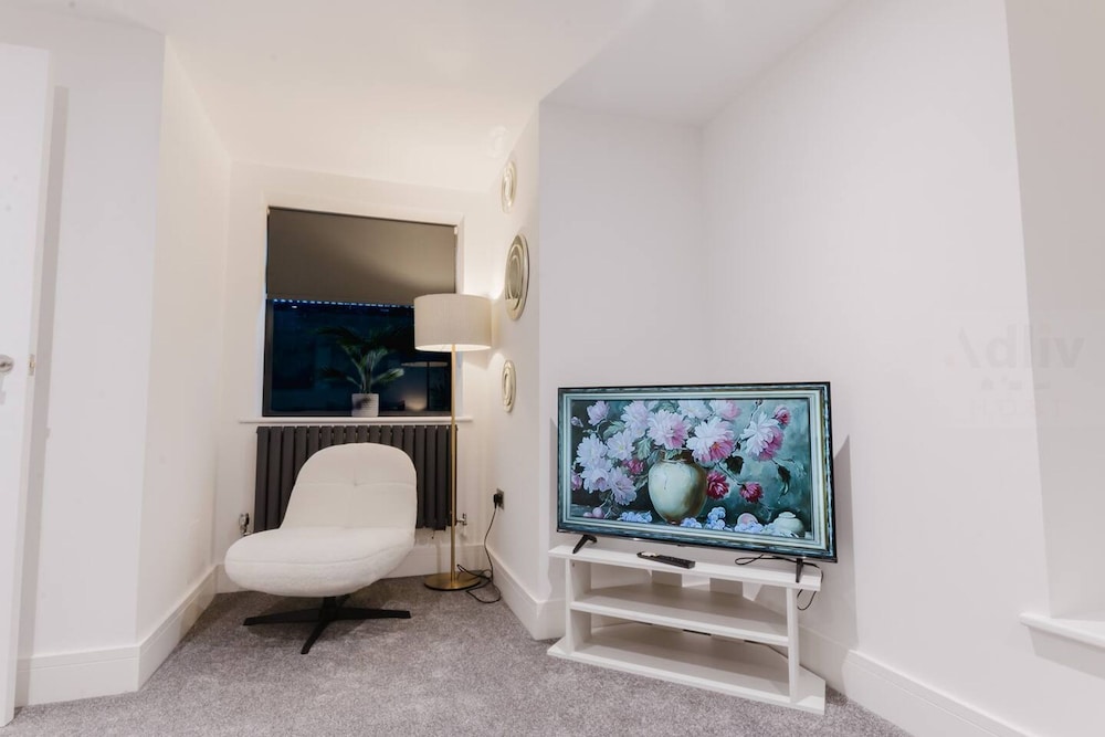 Luxury Seaside Home Parking Sleeps 8 by Adliv