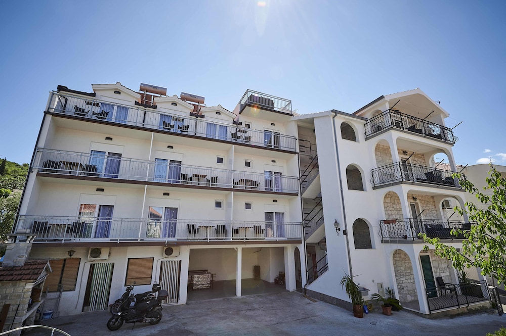 Hotel Apartments & Rooms Žaja - Image 1