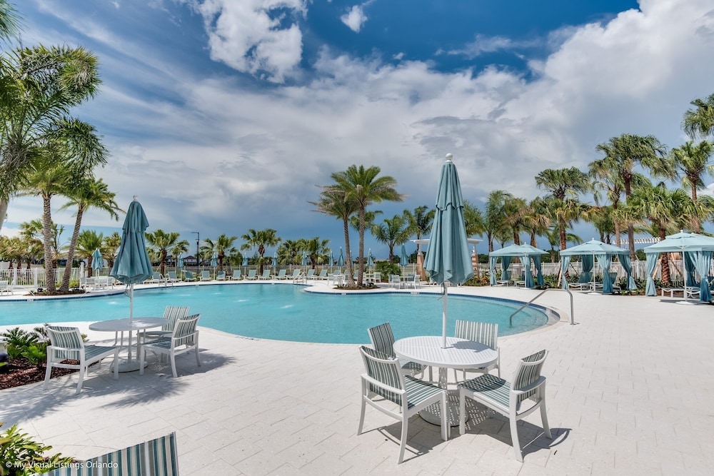 Coconut Breeze With Private Backyard Pool And Spa 5 Bedroom Home