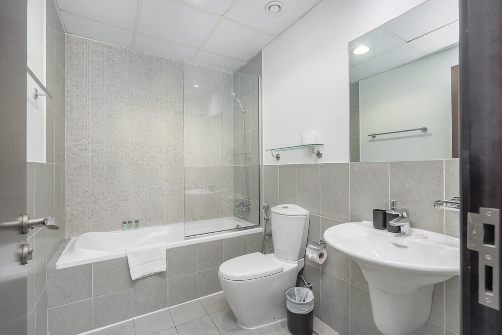 Pleasing 1-bedroom for 4 in JVC for Relaxing Getaway
