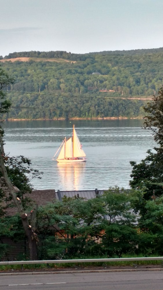Hudson Manor Bed and Breakfast