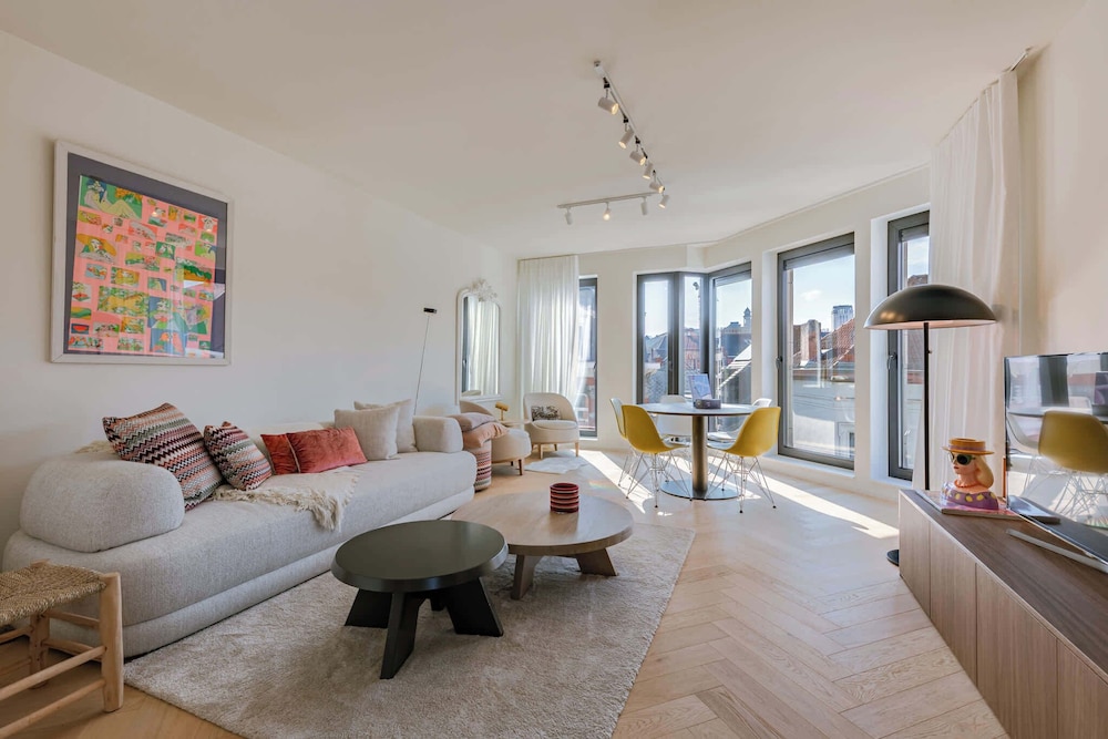 The Sassy Summit - Chic Comfort Views Good Vibe