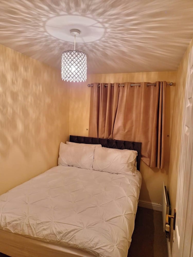 3 Bed House - Sleeps 6 - Parking - Wifi