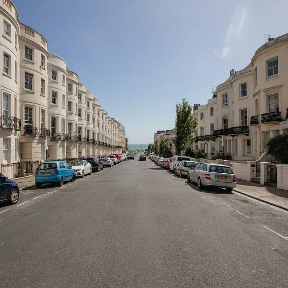 Short Walk to Brighton Beach Condo With Patio