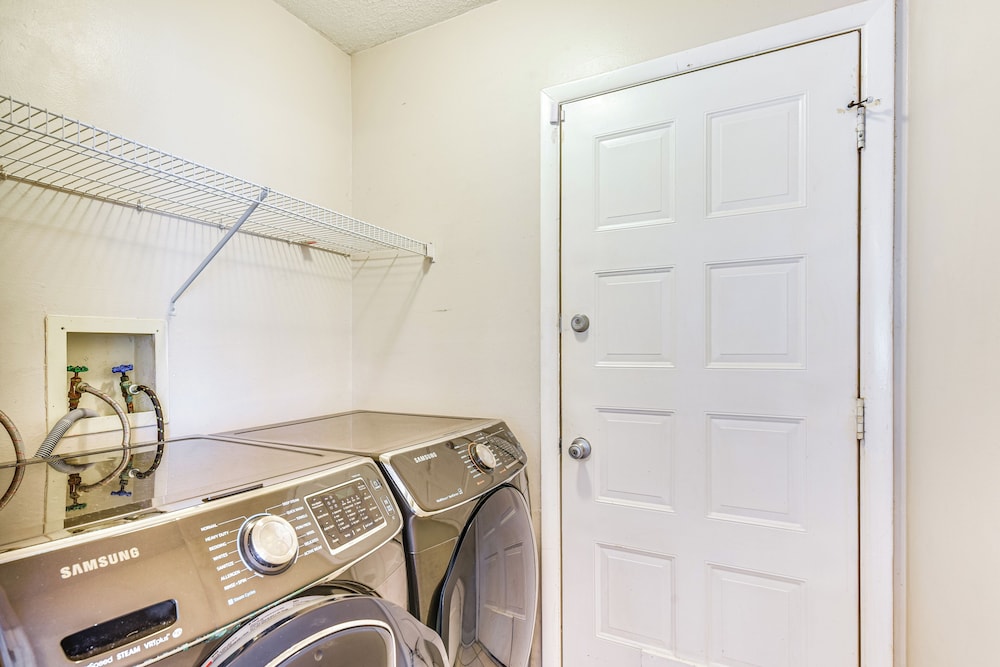 Sunny Retreat w/ Hot Tub in Fort Walton Beach!
