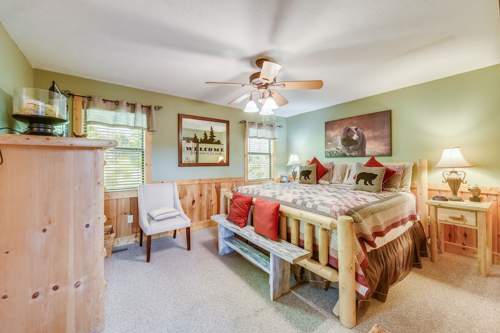 Livin On Mountain Time 4 Bedroom Cabin by RedAwning view 3