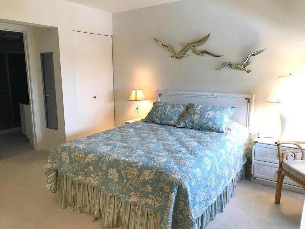 Mariners Court 201
