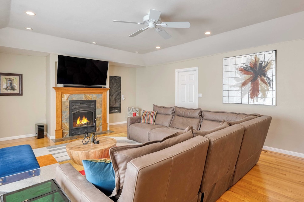 Pool + Hot Tub + Firepit + Game Room Minutes From Sebastopol & Russian River Baker Lane Retreat
