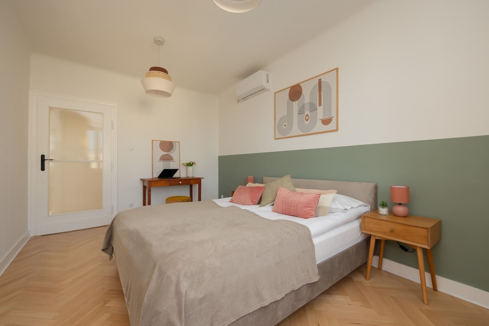 Apartment for 6 in the Heart of Warsaw view 3