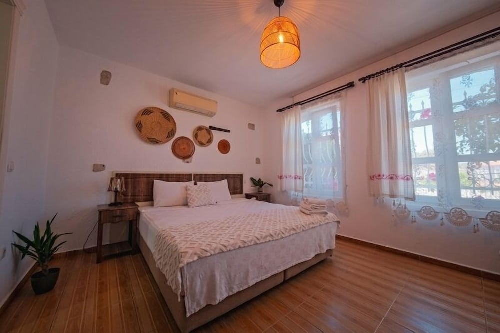 Mor Salkım Konağı