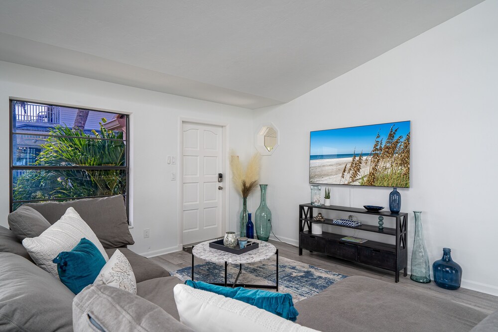 295 Ostego Dr - Gorgeous Bay Front Home 4 Bedroom Home by RedAwning