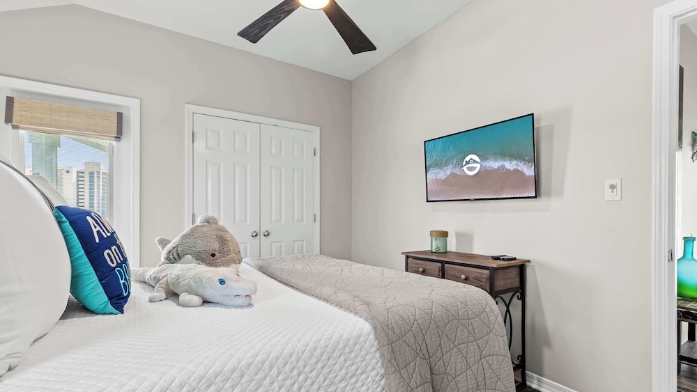 Cozy 3-bedroom Condo Comfy Living Space, Two Balconies, Outdoor Pool