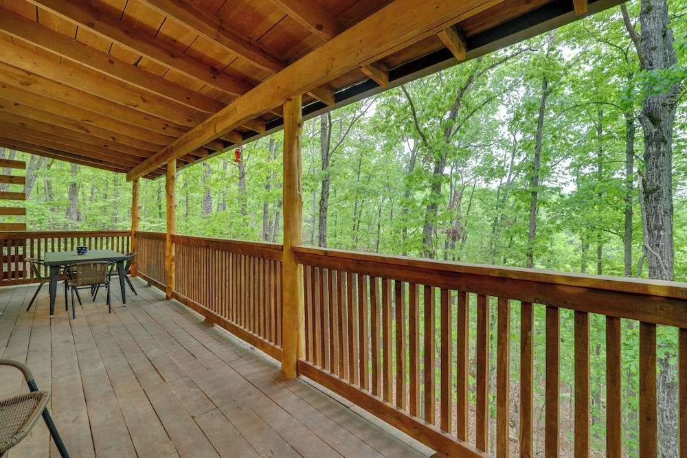 4 Mi to Beaver Lake: Peaceful Log Cabin w/ Deck!