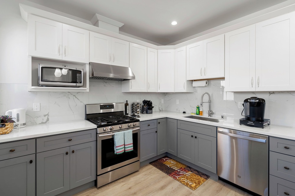 Modern 2Bed 2Bath & parking in Excelsior