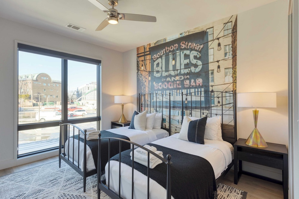2 Units in Walkable Midtown Location, Gym+pool Honkey-tonk & Muse by Avantstay