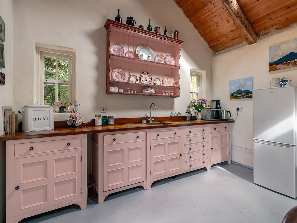 Traditional Style Thatched Cottage With Modern Amenities