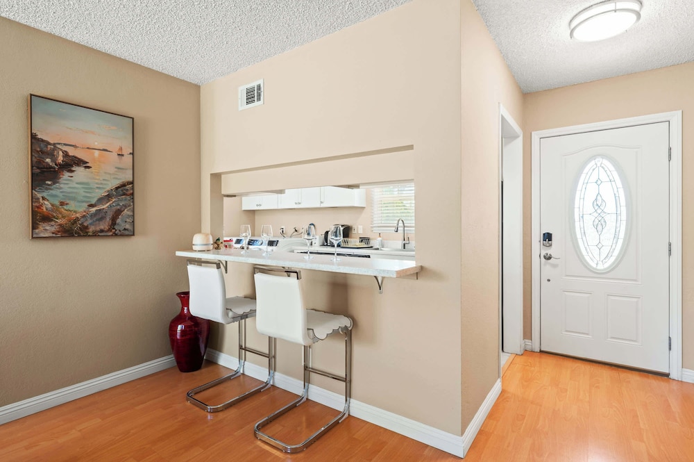 Cozy Getaway Bright, Clean & Fully Equipped