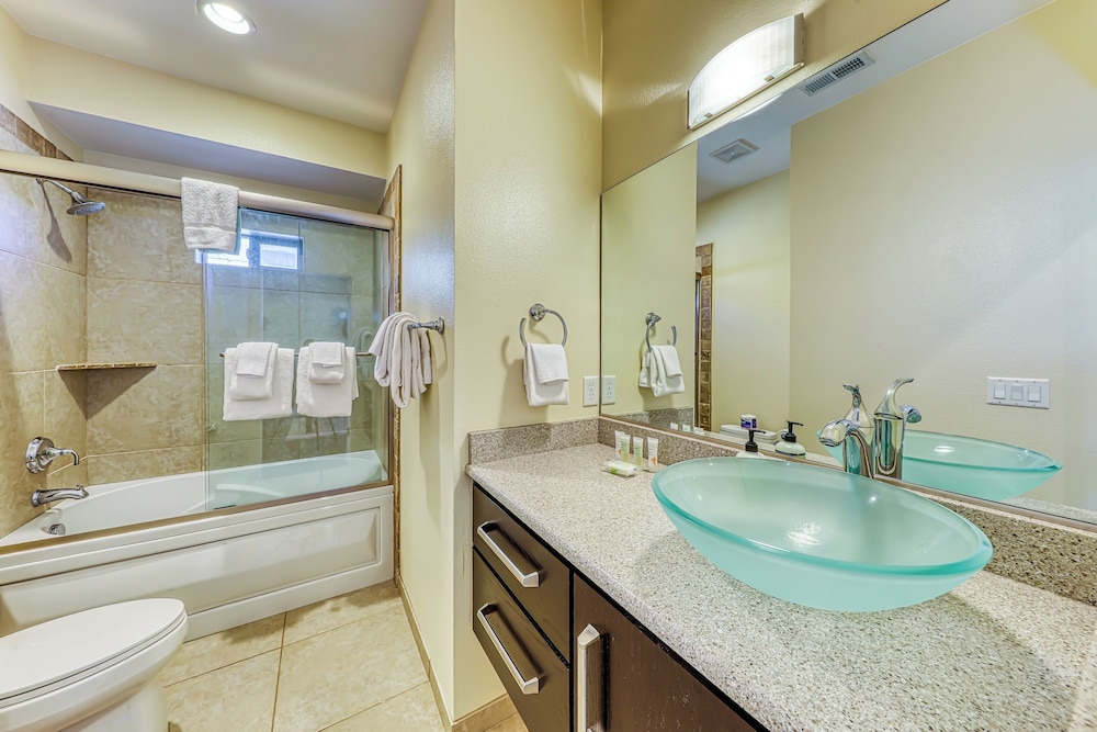 Modern 1BR Mountain View Balcony Steps to Lift
