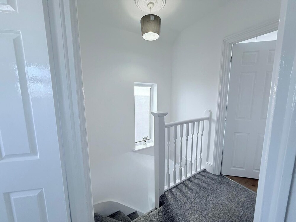Fountain House-sleeps 5-central Dagenham-parking