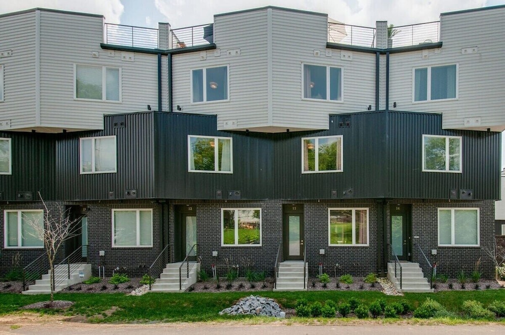 King Queen 2 Homes - 24 Beds City Views
