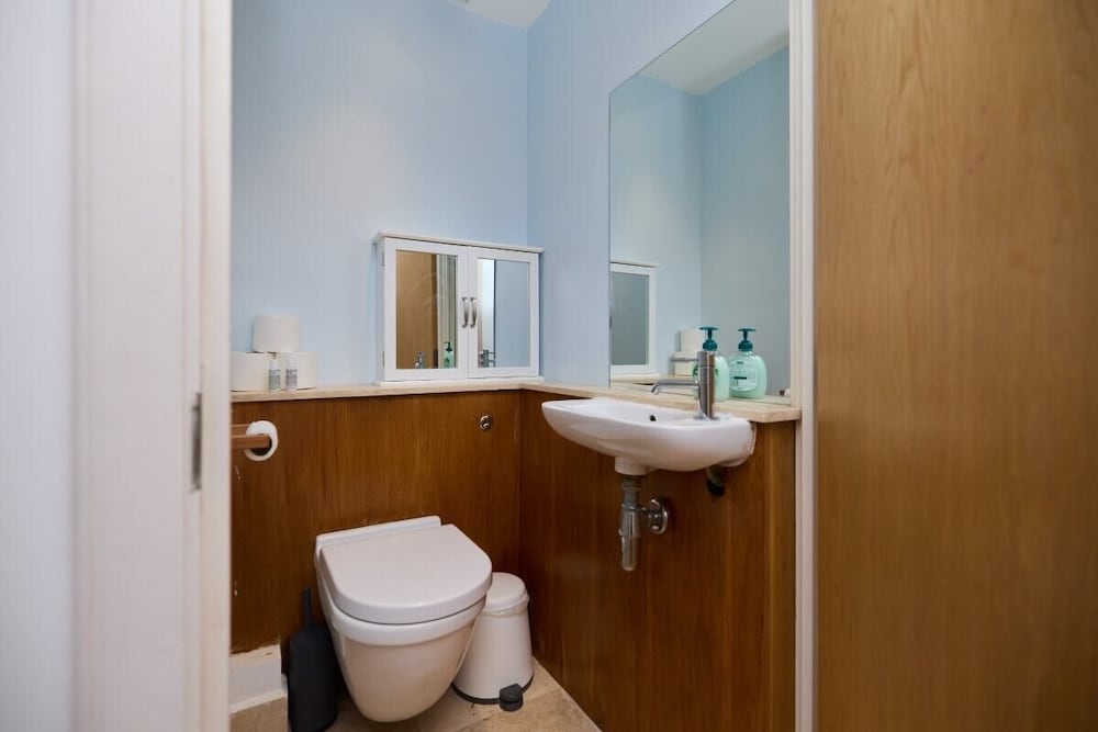 The Queen's Park Getaway - Adorable 2bdr Flat With Terrace