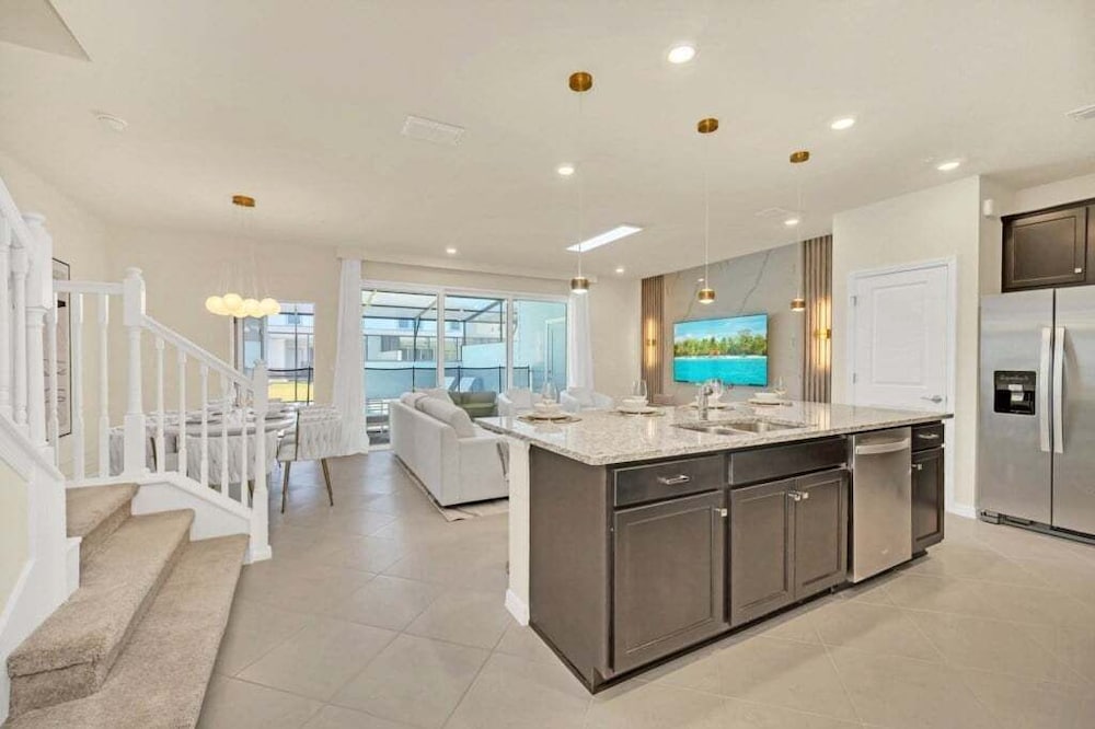 Luxury Home With Splash Pool 5 Bed Townhome! 5 Bedroom Townhouse