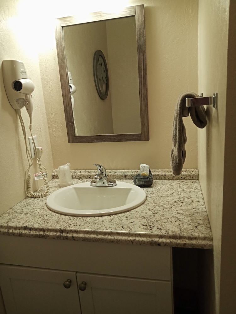 Lamplighter Cabins & Suites