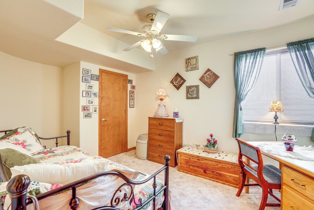 7 Mi to Dtwn Denver: Lakefront Gem w/ Dock!