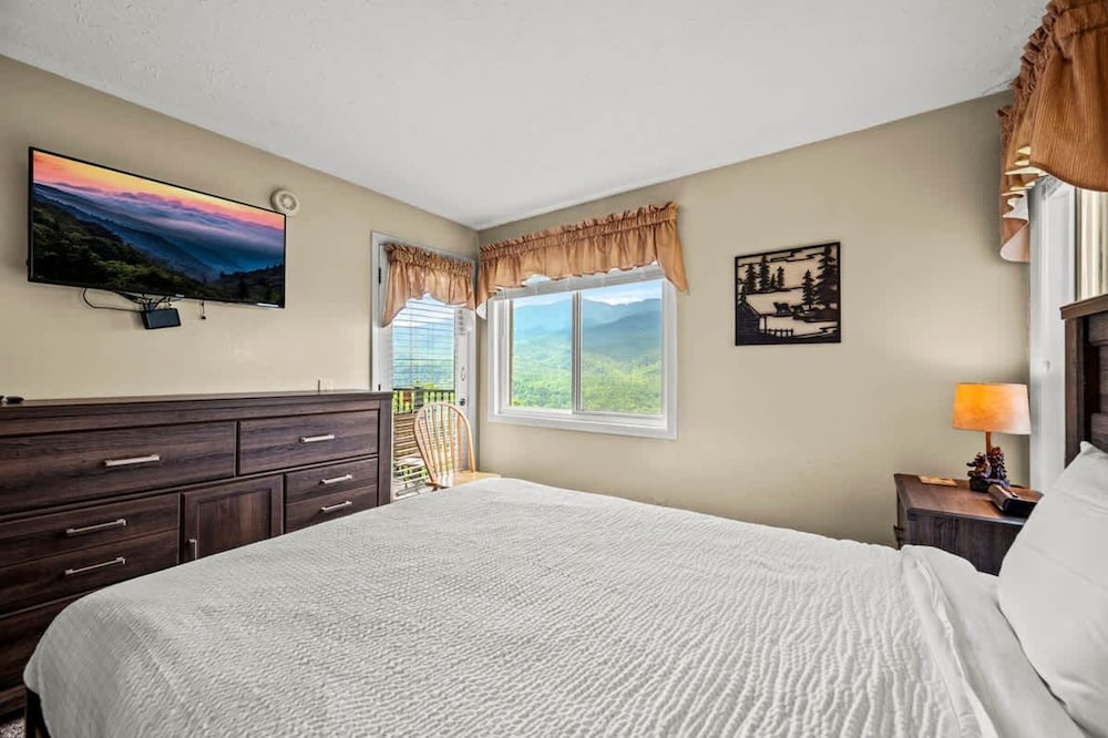 Sleeps 6 Indoor Pool Hot Tub Mountain Views