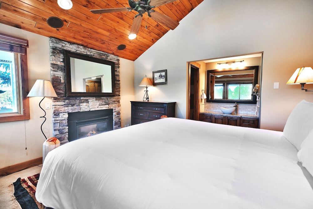Snow Flower 071 3 Bedroom Condo by RedAwning view 4