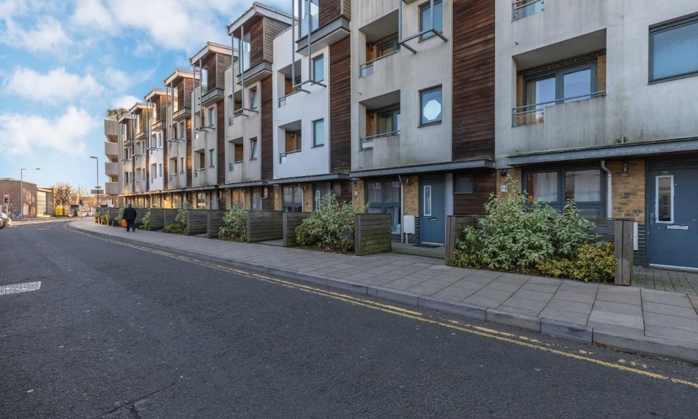 Central Big House - Free Late Check OUT - Sleeps 18 - 4 Bedrooms view 4