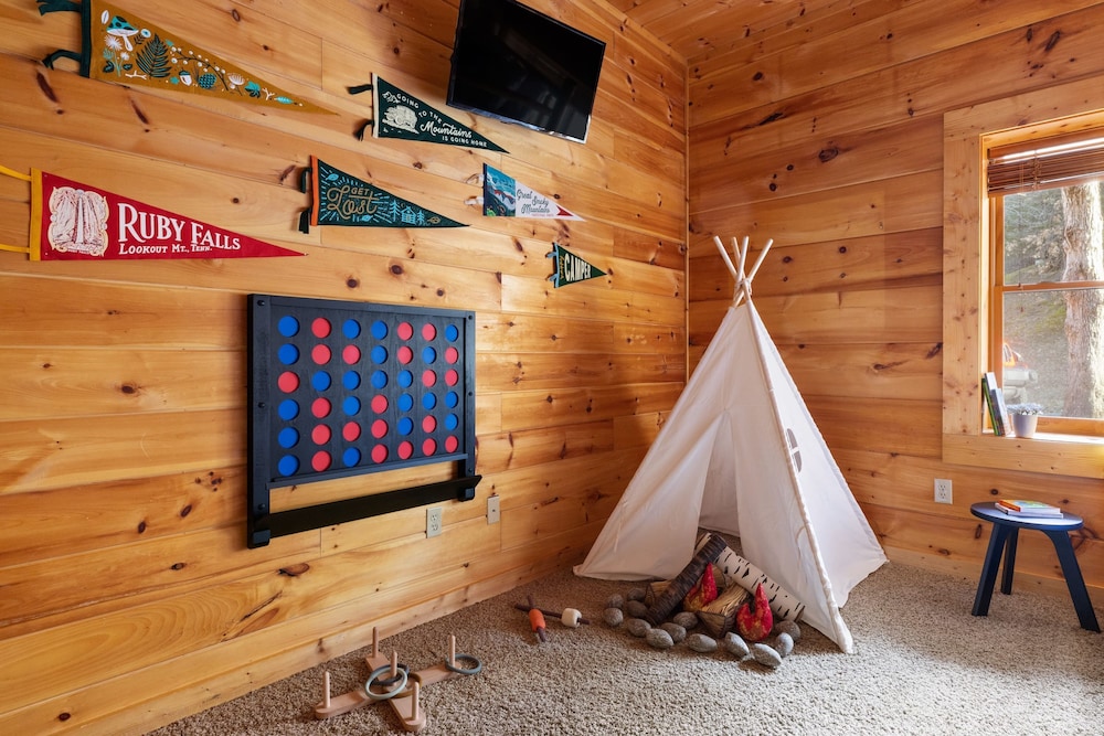 Riverbend Redesigned Cabin Hot Tub Firepit Billiards Mins to Pigeon Forge