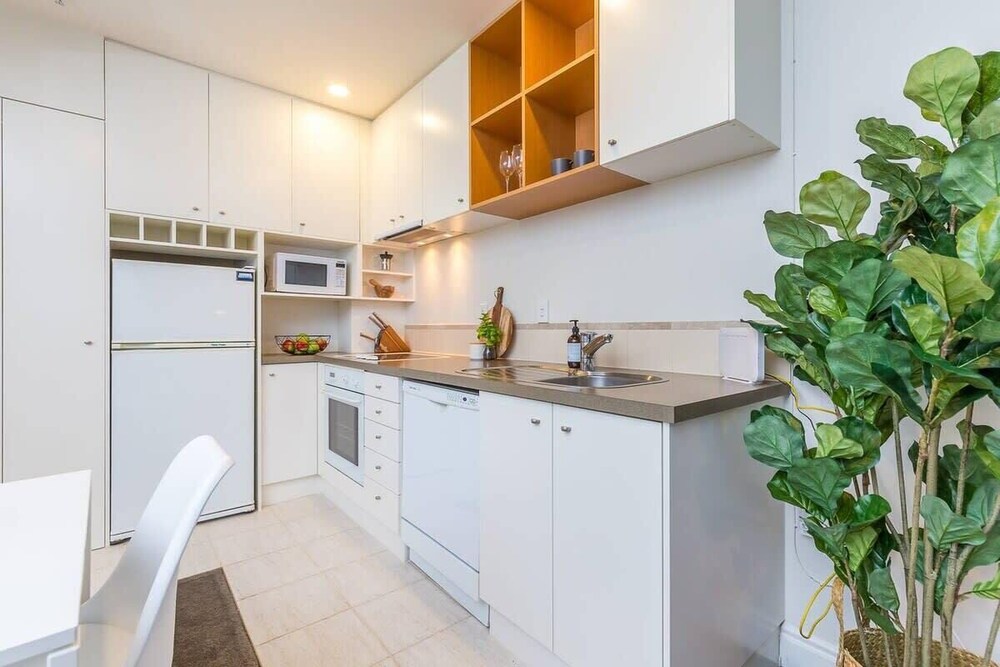 Stylish 1BR w/ Lovely Views, Pool+Gym Zodiak Stays