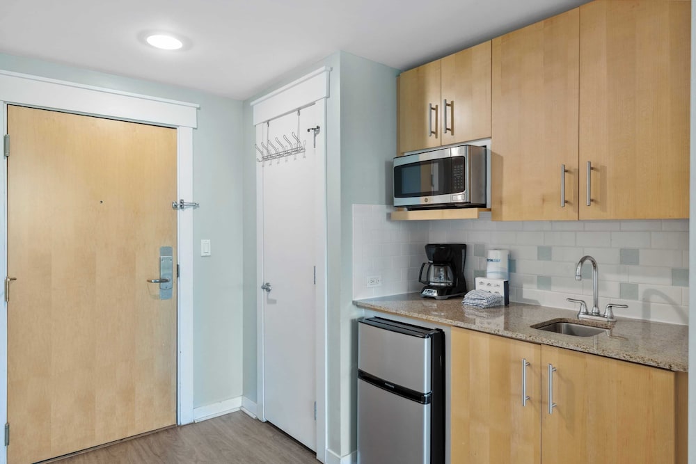 Serene Studio at Sandestin Pool, Hot Tub, Beach Shuttle, Walk to Baytowne