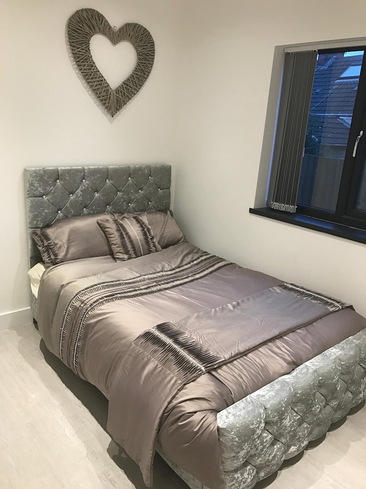 Charming 2-bed Flat in Swansea