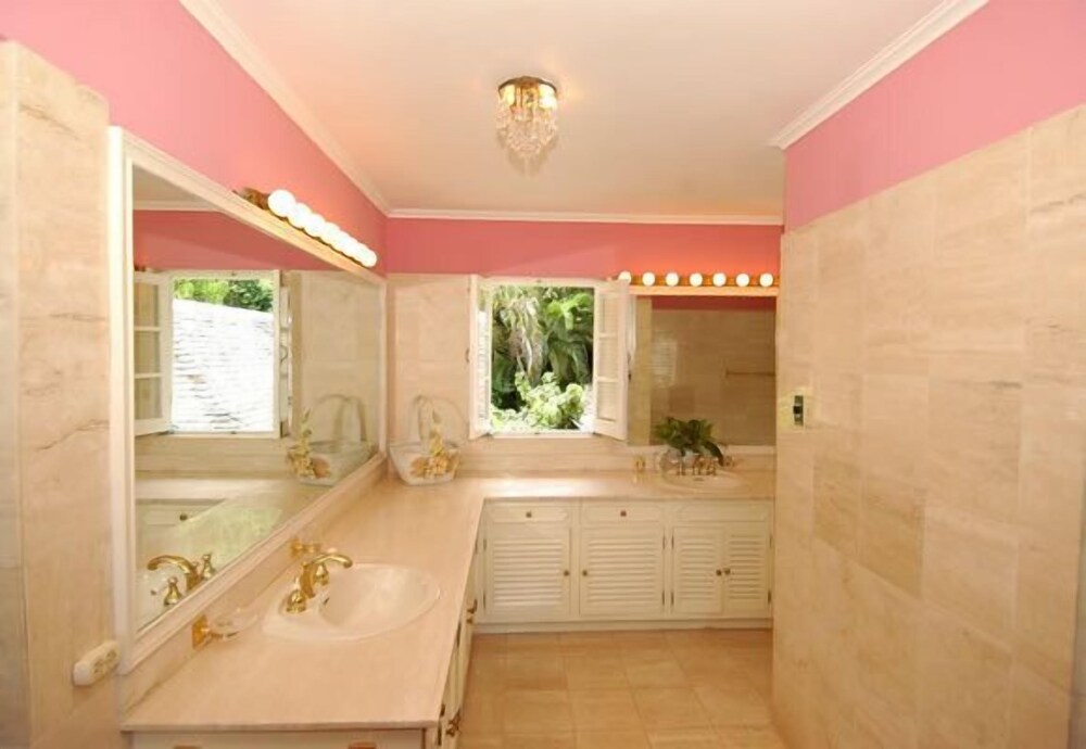 Stoneaway, 6BR by Jamaican Treasures