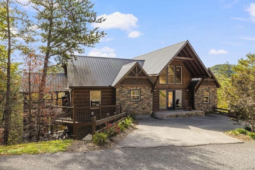 Eagle's Nest - 3 Bedrooms, 3.5 Baths, Sleeps 10 Home by RedAwning