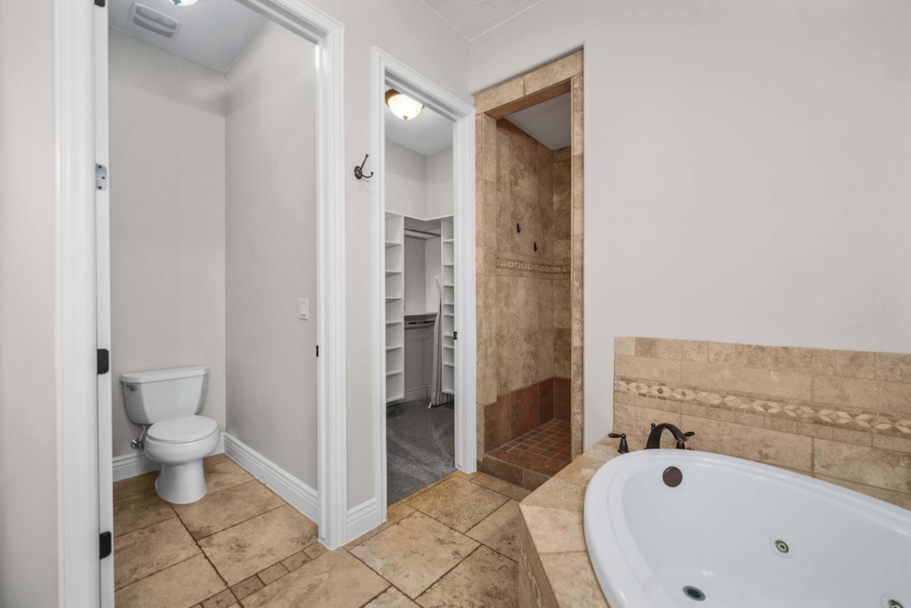 Pool & Sunshine Retreat - Resort-style Amenities