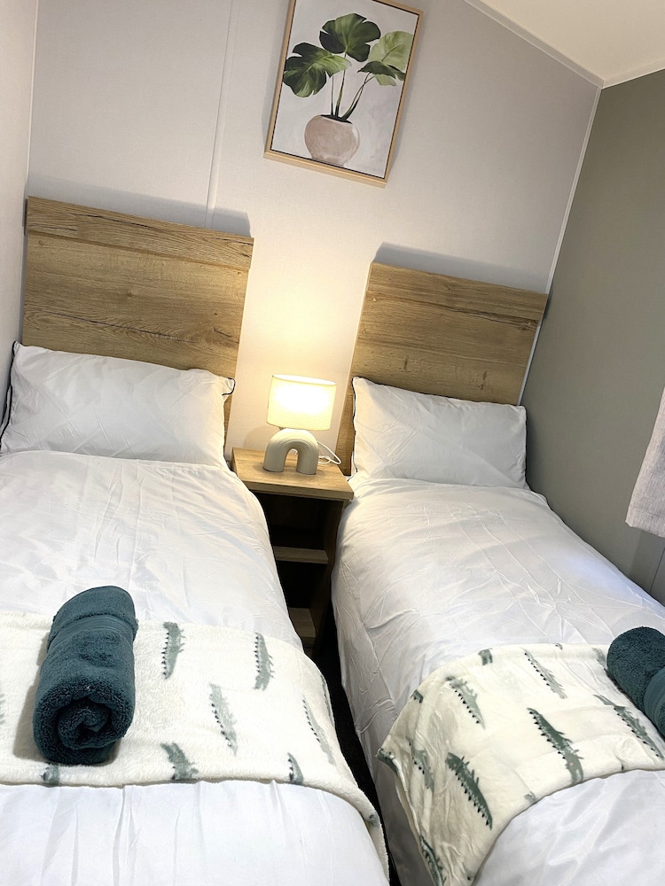 BAF Luxury Stays - Caravan Sleeps 8