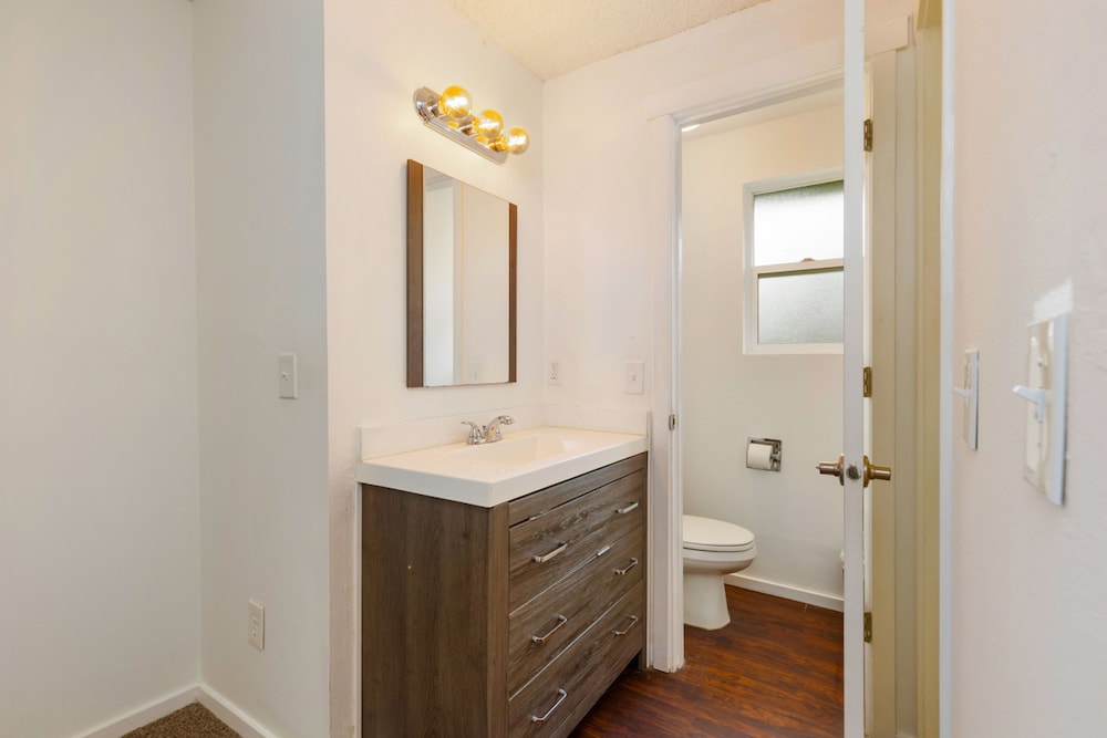 Bright 2BR Lynnwood Retreat