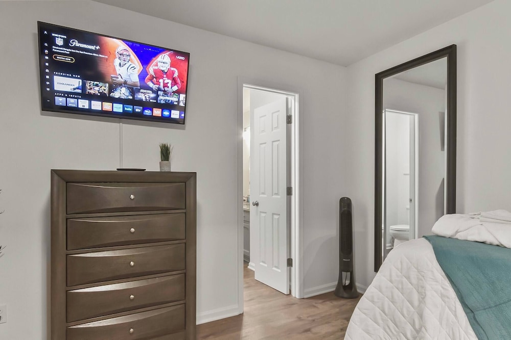 Day Dreamer Minutes to Stadium With Fire pit and Parking
