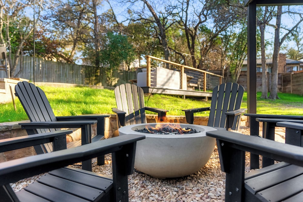 Luxury Zilker Home Pool Hot Tub Kitchen