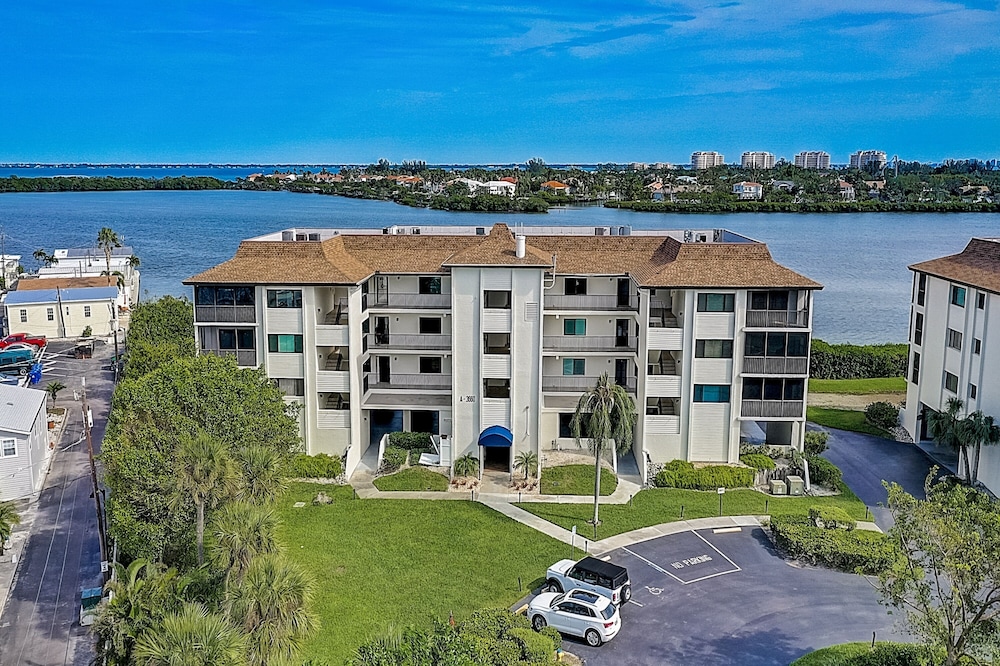 Buttonwood Bliss 2 Bedroom Condo by RedAwning view 4