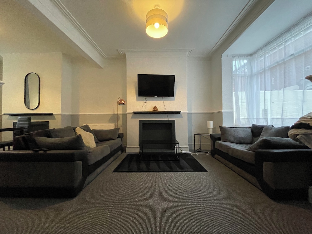 Cozy 2 Bedroom Property With all Amenities