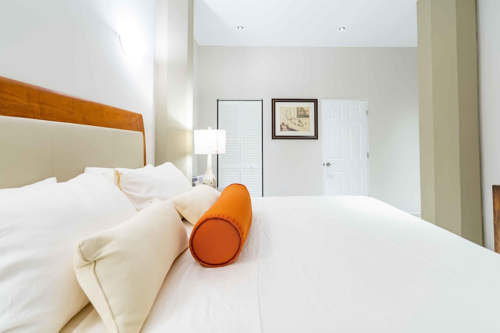 Fabulous Chic Apartment Filled w Natural Light at Famous Handelskade
