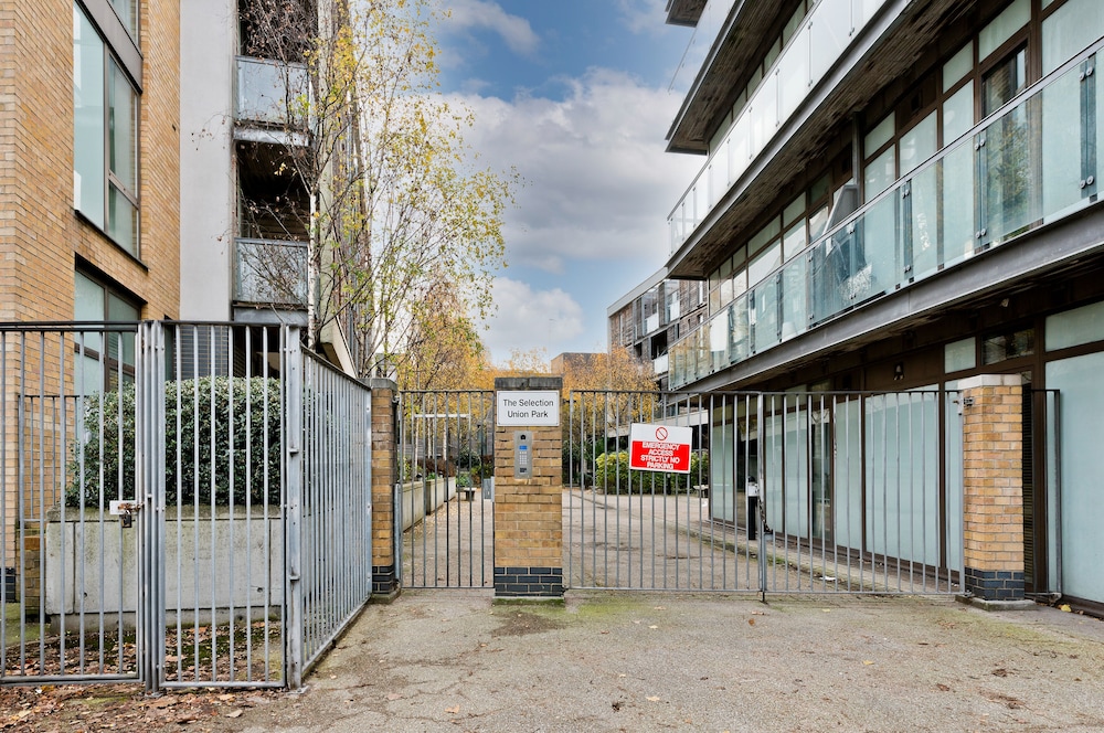 Spacious Flat With Balcony Close to the River in Greenwich by Underthedoormat