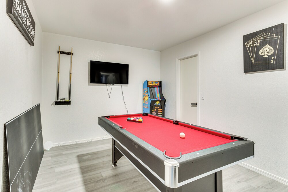 South OKC Home w/ Game Room: 18 Mi to OU Campus!