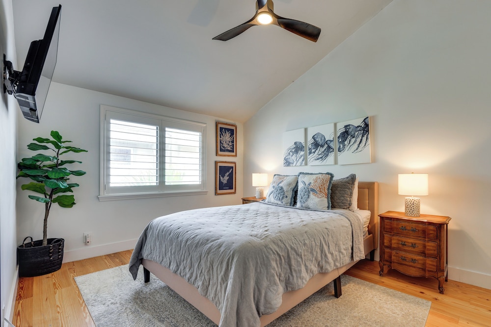 Steps to Sand: Townhome w/ Balcony in Jax Beach!