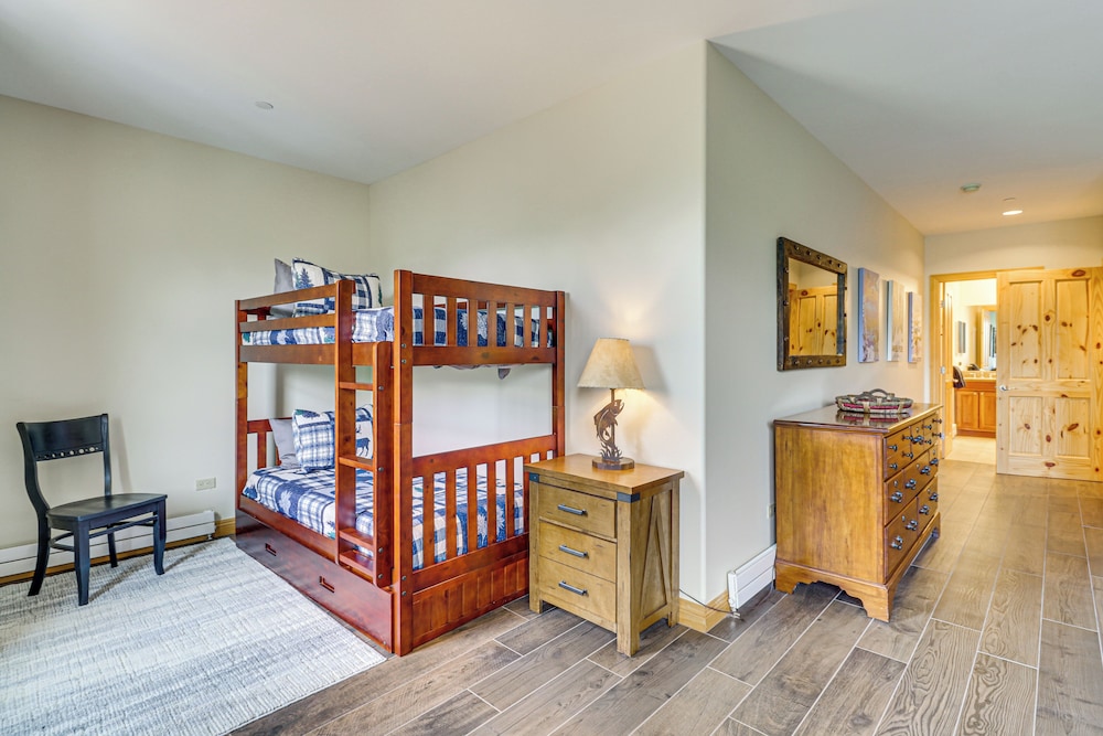 2 Mi to Angel Fire Resort: Luxury Condo w/ Balcony