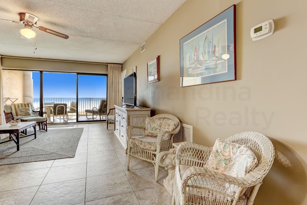 Ocean View Condo, Easy Acces to the Pool and Private Walkway to the Beach by RedAwning